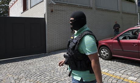 Ozbrojený policista ped vilou vlivného lobbisty Ivo Rittiga.