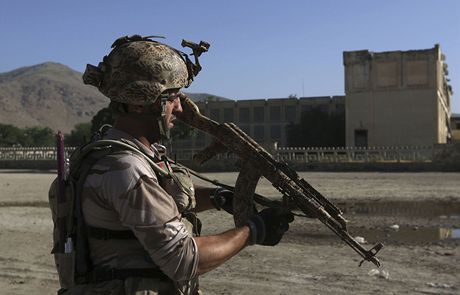 Afghánský voják steí letit v Kábulu.