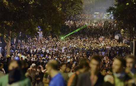 Desetitisíce lidí vyrazily v noci do ulic v Istanbulu poté, co policie v sobotu veer slzným plynem a vodními dly rozehnala demonstranty protestující více ne dva týdny v parku v centru msta. 