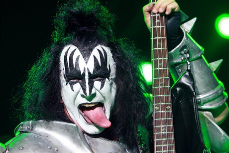 Baskytarista skupiny Kiss Gene Simmons pi koncert v Praze