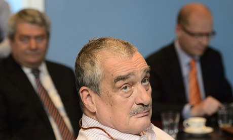 Pedseda TOP 09 a ministr zahranií Karel Schwarzenberg, pedseda SSD Bohuslav Sobotka a pedseda KSM Vojtch Filip.