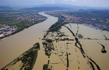Letecký snímek rozlitého Dunaje asi 45 kilometr západn od Budapeti. 
