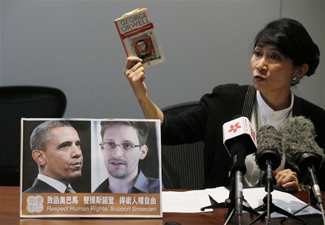 Právnika mává Orwellovým románem na tiskové konfeneci v Hongkongu. Nejmén dva hongkongtí zákonodárci údajn apelují na Obamu, aby proti Snowdenovi nezahájil stíhání.   
