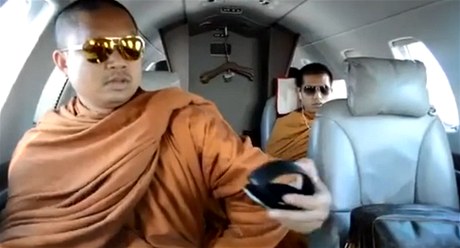 Buddhistití mnii na palub tryskáe. 