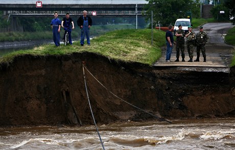 Císaský ostrov, kde si Vltava pi povodni prorvala nové koryto ostrovem, blízko istiky odpadních vod.