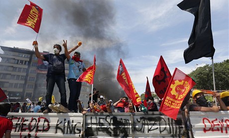 Demonstranti stojí na barikád. 