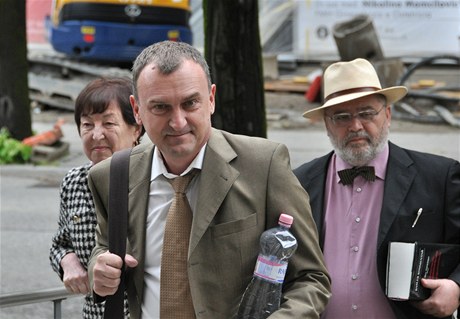 Antonín Koláek (vlevo) a advokát Pavel Kavínek se dostavili 10. ervna ve výcarské Bellinzon k druhé ásti procesu v kauze privatizace Mostecké uhelné spolenosti.