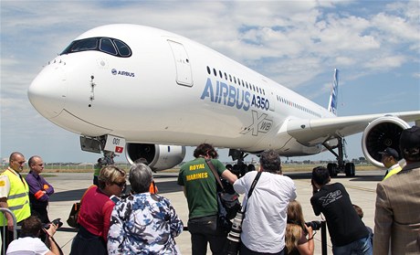 Stroj odstartoval nedaleko centrály Airbusu, dceiné spolenosti koncernu EADS. Podívat se pilo nkolik tisíc lidí, mimo jiné zamstnanc firmy a jejího vedení.