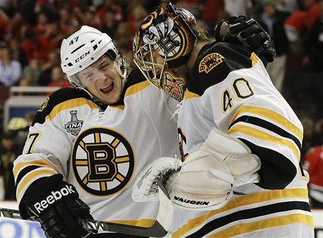 Radost hokejist Bostonu Bruins Toreyho Kruga (vlevo) a brankáe Tuukky Raska
