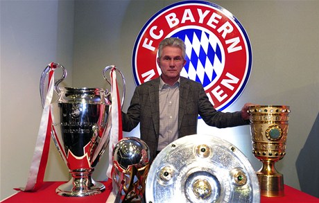 Trenér Jupp Heynckes s trofejemi, které získal jako kou Bayernu Mnichov