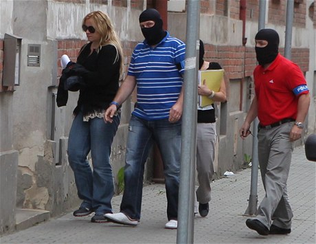 Policisté přivádějí zadrženou nejbližší spolupracovnici premiéra Petra Nečase Janu Nagyovou na policejní služebnu v ostravské Masné ulici.