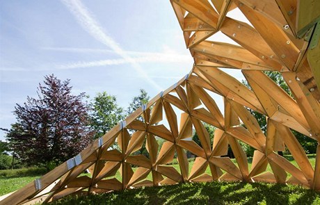 Stedobodem letoního festivalu je Möbius, unikátní devný pavilon navrhnutý pro reSITE pod vedením mladých architekt Marie Davidové / COLL COLL, Praha /, Martina ichmana / oximoron, Bratislava / a Martina Gsandtnera / VUP, Praha /. Pavilon byl navre