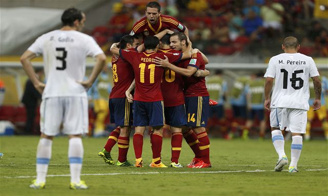 Španělští mistři světa i Evropy načali Pohár FIFA výhrou nad Uruguayí |  Fotbal | Lidovky.cz