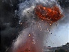 Stovky tkoodnc vtrhly v úterý ráno pes barikády na Taksimské námstí.