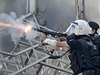 Taksim 11. ervna 2013. Turecká poádková policie pálí granáty se slzným plynem. 