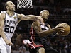 Hrá Miami Heat's Ray Allen zkouí stílet na ko a hrá San Antonia Spurs' Manu Ginobili se mu v tom snaí zabránit.