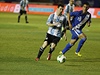 Fotbalista Argentiny Lionel Messi (vlevo) a Manuel León z Guatemaly