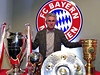 Trenér Jupp Heynckes s trofejemi, které získal jako kou Bayernu Mnichov