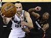 Basketbalista San Antonia Spurs Manu Ginobili (vlevo) a Dwyane Wade z Miami Heat