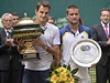 výcarský tenista Roger Federer (vlevo) s trofejí pro vítze turnaj v Halle a poraený finalista Michail Juný z Ruska 