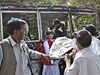 Dobrovolníci odnáejí tlo zabité studentky
