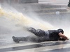 Policie zasahuje proti demonstrantm vodními dly i slzným plynem.
