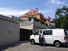 Policejní dodávka u domu lobbisty Ivo Rittiga, který stojí na rozmezí Vinohrad a Vrovic.