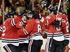 Hokejisté Chicaga slaví vítzství v prvním finále NHL proti Bostonu.