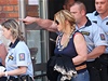 Policisté odvážejí obžalovanou Janu Nagyovou z oddělení na Masné ulici v Ostravě k Okresnímu soudu v Ostravě Porubě 