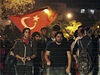 Desetitisíce lidí vyrazily v noci do ulic v Istanbulu poté, co policie v sobotu veer slzným plynem a vodními dly rozehnala demonstranty protestující více ne dva týdny v parku v centru msta. 