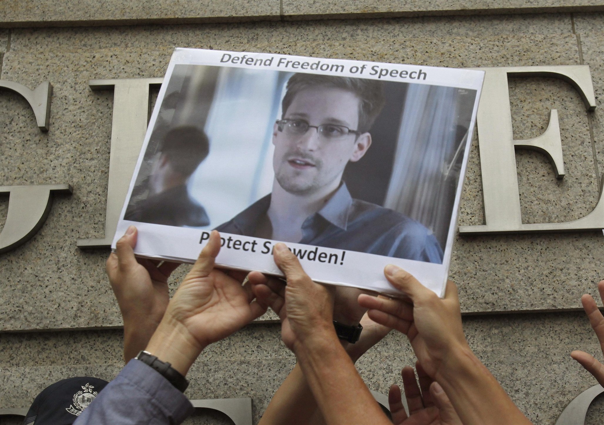 Protesty p�ed americkým velvyslanetvím v Hongkongu.
