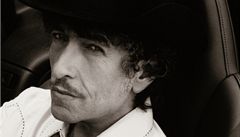 Bob Dylan ignoruje organizátory Nobelovy ceny a mlčí. Akademie už boj vzdala