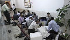 Podle agentury AP velká vlna podpory Rúhánímu zvrátila vývoj volebního klání, které se zdálo být pevn� v rukou vládnoucích konzervativních duchovních.