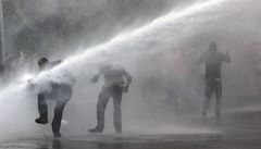 Tureck policie pouila vodn dla, demonstranti hzeli rud karafity