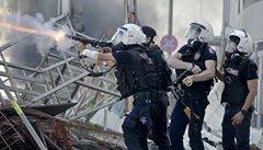 Taksim 11. �ervna 2013. Turecká po�ádková policie pálí granáty se slzným plynem. 
