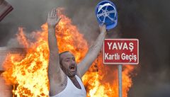 Ve�er se centrum Istanbulu m�ní v bitevní pole. 