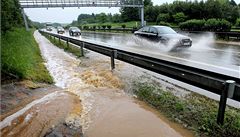 Vylitá voda na dálnici D5 kolem 103 km zkomplikovala dopravu.