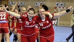 eské házenkáky Klára erná a Petra Vítková (vpravo) se radují