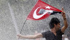 Policie v Istanbulu opt zashla proti demonstrantm slznm plynem