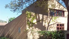 I p�i pohledu z ulice d�m dob�e vr�stá do svého okolí. 