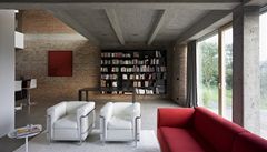 Hlavní obytná �ást domu v p�ízemí je propojena se zahradou. 