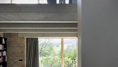 Díky pro�ez�m v podlaze uvnit� m��ete stále za�ít dojem z velkorysého otev�eného prostoru. 