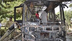 Nejmén 11 mrtvých si v pákistánské Kvét vyádal výbuch bomby nastraené v autobusu, kterým jely studentky místní univerzity urené pro eny.