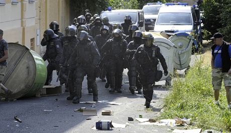 Podle policie zranní utrplo pt lidí, z toho dva policisté. 