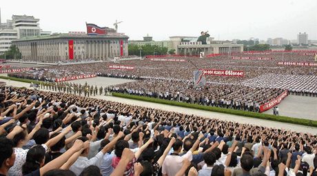 Jako armda. Severokorejci provolvaj slvu KLDR, kde komunistick dynastie Kim eleznou rukou ji vce ne est destek let. 