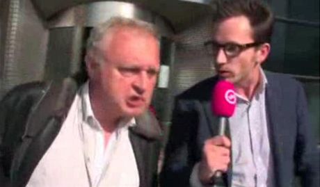 eský europoslanec Miroslav Ransdorf (KSM) podrádn slovn i fyzicky napadl nizozemského televizního reportéra.