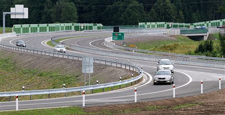 Dopravní spojení mezi Prahou a eskými Budjovicemi zrychlí a zkvalitní nový, ptadvacetikilometrový úsek dálnice D3, který byl 27. ervna slavnostn oteven v Plané nad Lunicí.