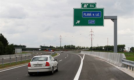 Dopravní spojení mezi Prahou a eskými Budjovicemi zrychlí a zkvalitní nový, ptadvacetikilometrový úsek dálnice D3, který byl 27. ervna slavnostn oteven v Plané nad Lunicí.