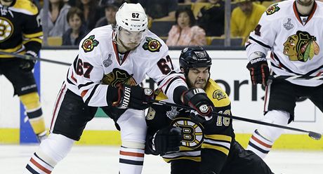 eský hokejista Chicaga Blackhawks Michael Frolík (vlevo) a Nathan Horton z Bostonu Bruins