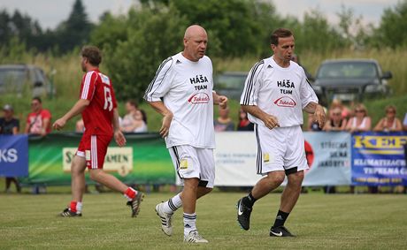 Bývalí slavní etí fotbalisté Karel Poborské (vpravo) a Ivan Haek